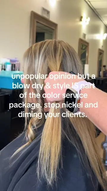 Honestly though how are yall checking your work if you’re letting a color leave with a wet head? Bizarre and I’ll stand on that #hairstylist #unpopularopinion #salonlife #salonworld #hairstylistlife #beautyindustry 