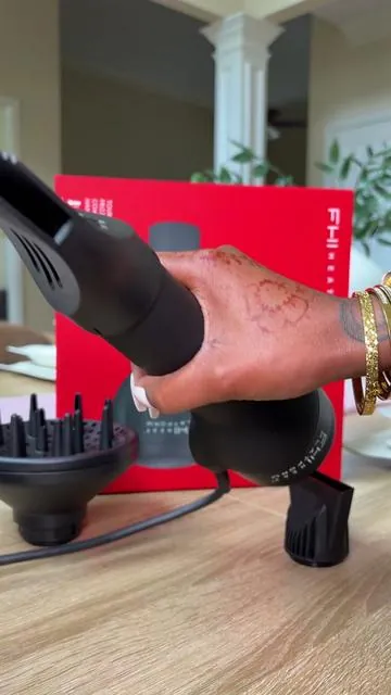 a handle less blowdryer. 😍😍😍 #fhi #fhiheat #handlessblowdryer #blowdryer #blowout #blowoututorial #naturalhair #straightnatural #ttslevelup #tiktokshopcreatorpicks 