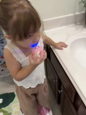 The coolest little toothbrush !!! #ushapedtoothbrush #kidstoothbrush #toothbrush #viraltoothbrush 