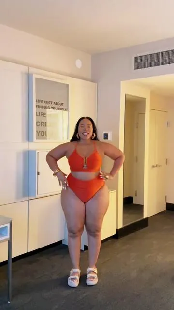 2 piece swimsuit, long line top. High waist bottoms. Textured, great quality, thicker material. Gold hardware on top. So pretty and expensive looking but she is such a great price. #outdoorfun #creatoricons #tiktokshopcreatorpicks #swimsuitformoms #2pieceswimsuit #highwaistswimsuit #tiktokshoprestock #fitwithcurves #Tiktokshopmemorialday #ttsfashionfinds #ttsfashionfam 