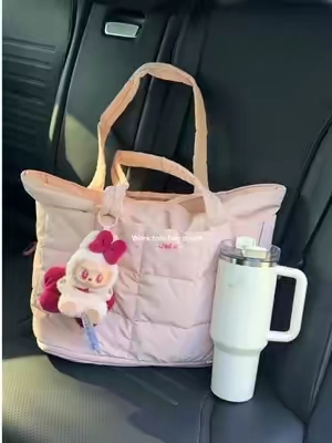 It really fits my 40oz tumbler🎀Obsessed with this girly tote💅🏻#bagsmart #outdoorfun #shopvideocarnival #totebag #workbag #collegebag 