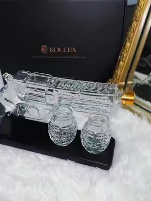 This whiskey decanter set is sleek, timeless, and the perfect Father’s Day gift for the dad who appreciates a good pour. #fathersdaygift #whiskeydecanter #dadapproved #barcartstyle #2025giftideas 