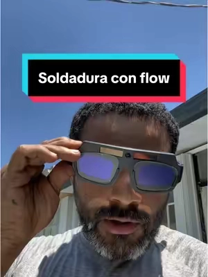 Los lentes más prácticos y cómodos de soldadura que había visto en mi vida y funcionan de maravillas se oscurecen inmediatamente protegiendo la vista y trae su gorro para proteger al resto de la cabeza
