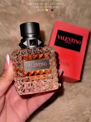 Te diré una cosa, si quieres oler rico todo el diaaa, necesitas el Born In Roma coral fantasy de Valentino me encanta y dura bastante sus notas son frutales y florales, como a naranja, kiwi y jazmín entre otras su olor me dura todo el día incluso después de lavar la ropa sigue oliendo🍊🥝🌸 #girly #girlythings #perfume #perfumes #valentino #valentinoborninroma #borninromavalentino #valentino #valentinoborninroma #valwntinoperfume #macysgifttok #macysperfume #valentinodonnaborninroma #fragancias #fragrance #perfume #perfumes #perfumesparamujer #perfumecollection #perfumecheck #perfumecollector #foryoupage #fyp #fyp