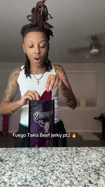 Was not expecting it to be that size 🤣 #takisfuego #beefjerky #careneasada #fypシ 