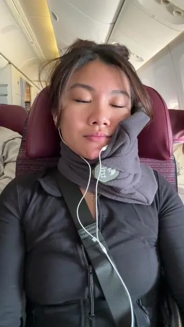 tried out the trtl Travel Pillow and can confirm that it’s worth it 🌟 #traveltok #travelpillow #travelhacks #productreview #beautyproducts #sleeptips #creatorsearchinsights  