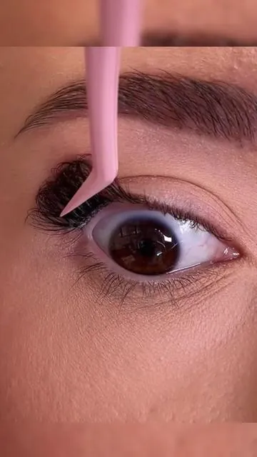 DIY lash kit #clusterlashes #divlashes #lashkit #diylashextensionsidealsforyoudays #fyp #foryou #keyholmes  #tiktokshop #summersale #tiktokmademebuyit  #trending #musthave #viral #giftideas #tiktokshopspringglowup 