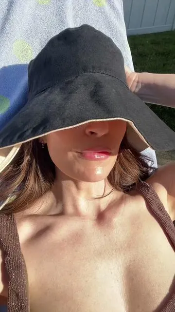 The best wide brim hat to protect your face from the sun this summer! #widebrimhat #sunhat #beachhat #sunprotection 