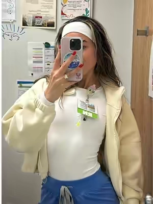 loooving these long sleeves 🤭 #nurse #nursesoftiktok #nursetok #nurselife #scrubs #ugcangely 