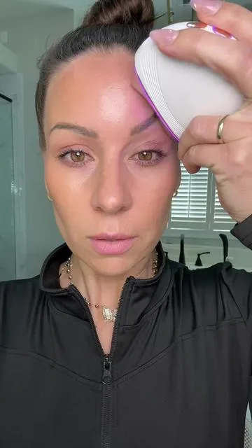 This has been a game changer! #rikilovesriki #guasha #guashatutorial #guashatool #guashafacial #guasharoutine #guashatips #facecareroutine 