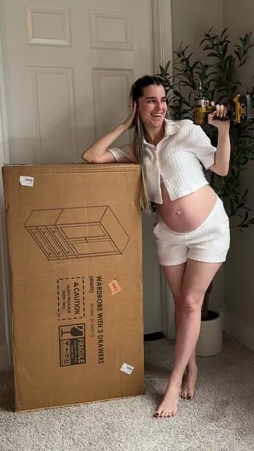 Armando el clóset para mi bebé🥰 . . . . . . . #bedroom #decoration #bedroomdecor #closet #babycloset #babyorganization #pregnant #dulceespera #momlife #aesthetic 
