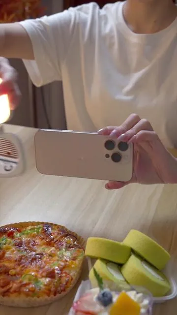 The best thing to have for taking better pictures.😍 A foldable magnetic fill light that even comes with a mirror for selfies and also doubles as a phone stand! #photography #light #selfie #filllight  #shooting #selfielight #ringlight #contentcreatortools #vlog #phoneaccessories #magneticlight #contentcreator 