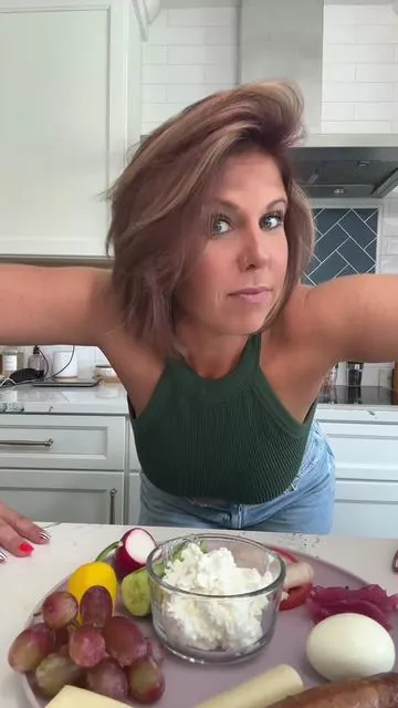 No more blue hair!!!! Day 26 of my #tiffanyplate #fyp #mukbang #mukbangeatingshow #foodie #foodtok #comfortfood #cottagecheese #eatwithme #lunch #bethennyfrankel 