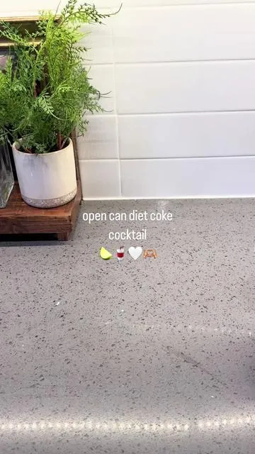 Diet Coke 🫱🏻‍🫲🏼 lime 🥤🍋‍🟩 so perfect for cummer time! #opencan #opencandrink #opencancocktail #summer #summerdrinks #dietcoke #cocktail 