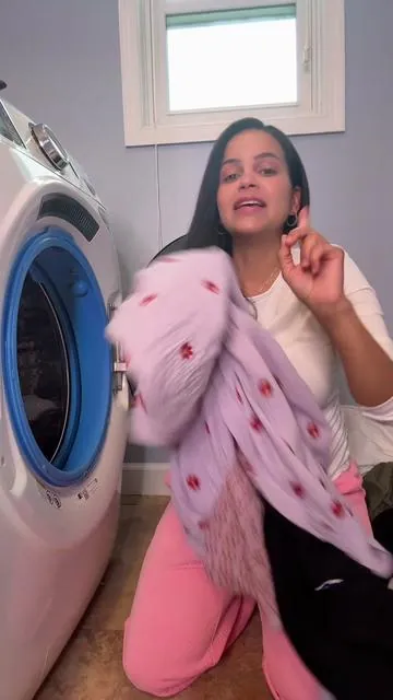 Nunca pensé que iba a emocionarme por cómo huele mi ropa limpia. pero esto huele carísimo. Y solo se necesita un poquito #luxurylaundry #l#lauxurydetergentl#laundrysmellgoodc#cleanlaundryaesthetict#tiktoklaundryhackm#mavwicksl#laundryroutines#smellsluxuriousf#fragranceloversl#laundrytokf#freshclothest#tiktokhomefindspowdereddetergent