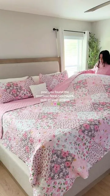 pretty pink lightweight quilt ✨🌸 #quilt #comforter #bedding #pinkbedding #floralbedding #cottagecorebedroom #patchworkquilt #homedecor #tiktokmademebuyit 