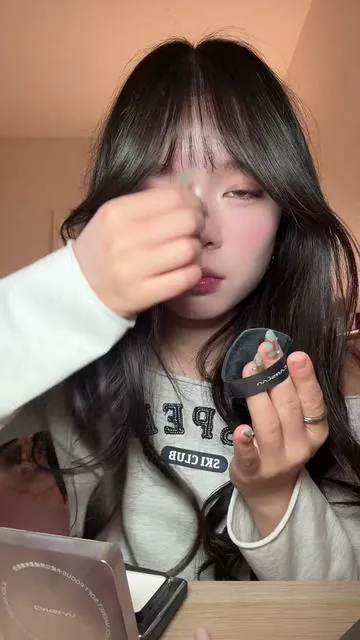 IT MAKES MY FACE FEEL SO SOFT #douyin #douyinmakeup #settingpowder #pressedpowder #carslan #makeup 