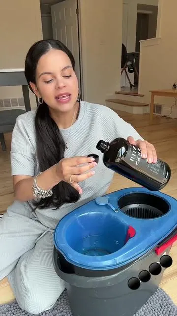 Este jabón para trapear huele tan rico que parece perfume. No es el típico olor a limpieza, es como si tu casa estuviera vestida elegante #mopsoap #luxurycleaning #cleaningroutine #tiktokhomefinds #floorcleaning #homefragrance #smellsluxurious #deepcleanvibes #dealsforyoudays 