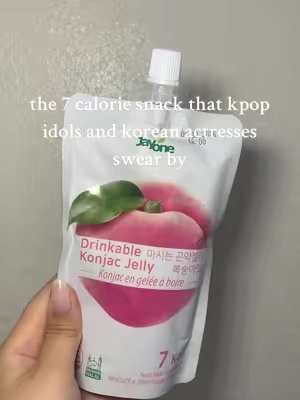 the 7 calorie korean jelly snack that’s everywhere in kpop and kdrama land!! so good, so light, and surprisingly filling! finally get the hype. #KonjacJelly #KoreanSnack #KPopSnack #LowCalorieSnack #KoreanDiet #TikTokShopFinds #HealthySnack #KBeautyLifestyle #KoreanActressDiet #7CalorieSnack #healthyeating #dailyfruits #wellness #fruitlovers #tiktokshopsummerturnup #creatorsearchinsights 