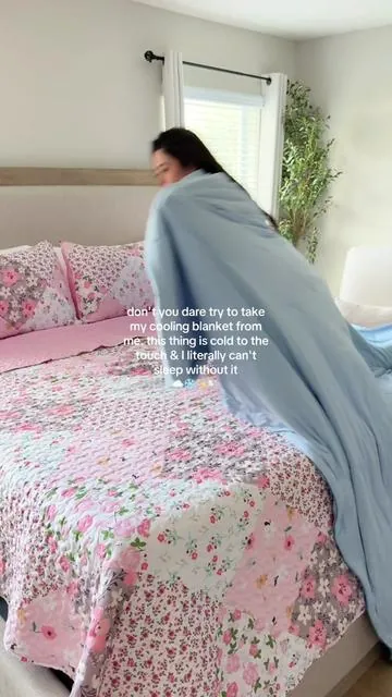 I've honestly never experienced a blanket that stays cool all night it's magicallllll ❄️✨☁️ #coolingblanket #coldblanket #blanket #coolingblankets #hotsleeper #bedsure #bedsureblanket #tiktokmademebuyit #tiktokshopcreatorpicks 