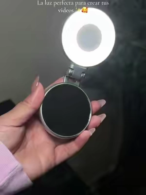 También lo puedes usar como espejo para maquillaje es Aro de luz LED magnético con MagSafe, espejo integrado y soporte giratorio. Ideal para selfies, maquillaje, videollamadas y grabaciones. Recargable y portátil. ❤️🤩 #arodeluz #selfielight #lucesparamaquillaje #tiktokgadgets #videollamadas #luzyespejo #tiktokshop #regaloperfecto #magneticlight#creadoresdecontenido #ledselfieringlight #tiktokshop #selfie #creadordevideos  