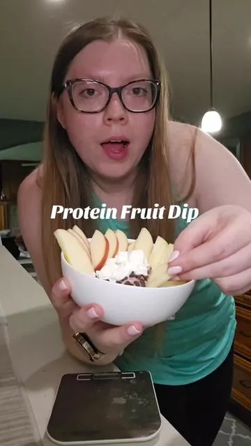 the perfect mix of protein and indulgent #proteindip #proteinsnack #proteinhack #fruitdip #highprotein #proteinsnackideas #yogurtbowl #cleansimpleeats #cleansimpleeatsprotein #proteinpowder #proteinpowderrecipes #sweettooth #snackbreak #highproteinsnack 