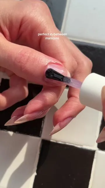 I love a quick foolproof mani in between full manicures 💅🏻@Probelleofficial #nailglowplus #healthynails #nailstrengthener #jellynails #nailblush #weaknails