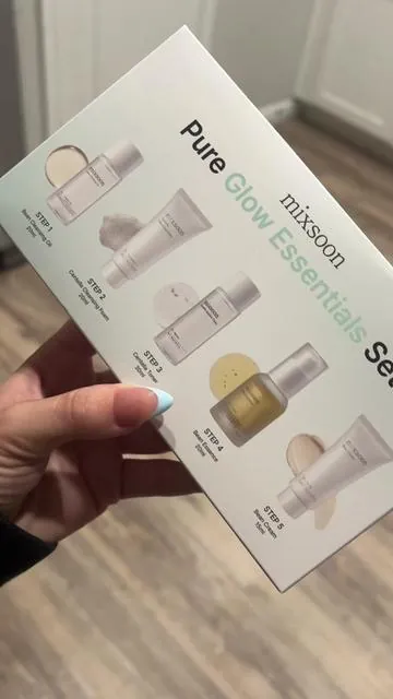I love anything @mixsoon but I love this product because you get to sample everything before investing in the full size skincare set! Plus the sample sizes are pretty big as it is and you can get all of it for under $23 right now 🤌🏼  #mixsoon #koreanskincare #glowessentials #mixsoonbeanessence #mixsoonbeancream #glowingskin #skincare #skincarefinds 