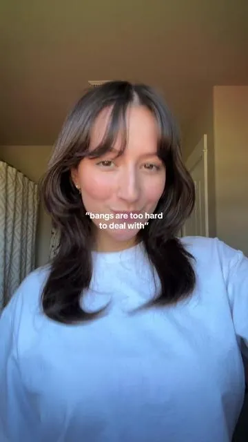 let’s ignore that my hands are literally bright orange 🙏 but i love this stuff clearly i’ve posted about it 100 times #randco #dryshampoo #dryshampoopaste #bangs #curtainbangs #cowlick #wolfcut #shagcut #hairtutorial #bangtutorial #butterflycut 