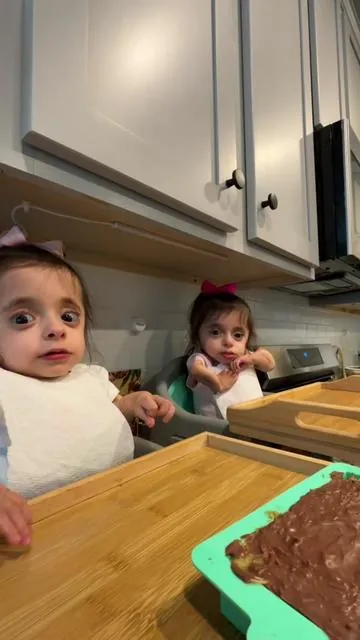 They really said this Dubai Chocolate Bar is too good to be shared Mama 😂 @CHOCBOX ✨ #funny #funnyvideos #foodie #foodlover #asmr #mukbang #dubaichocolate #chocbox #chocboxla #sweet #yummy #nosharing #twins #fyp #foryoupage 