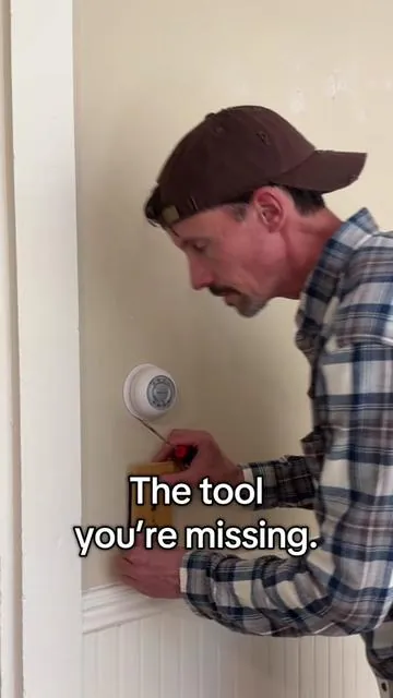 This clip on magnetic tool holder is what handymen, carpenters, and DIY project guys need for the job site.  #handyman #carpentry #jobsite #jobsitehumor #diy #tool #magnet  #PioresSituaçõesSemArCondicionado 