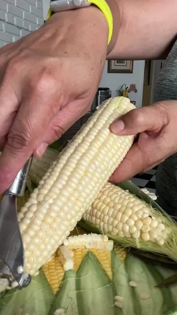 Desgranador de elotes de acero inoxidable #desgranadorademaiz #cocinafacil #tipsdecocina #kitchenhacks #desgranador #cornpeleer