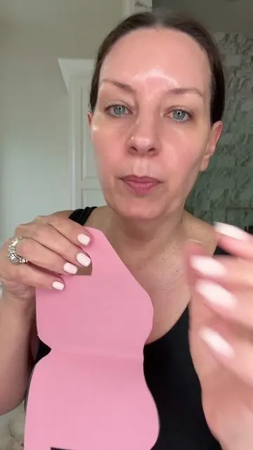 You just hook it on, chill for 20–30 mins (scroll TikTok, obviously), and let the magic happen. #chinstrap #jawline #skincare #koreanskincare #skincareroutine #morningglow