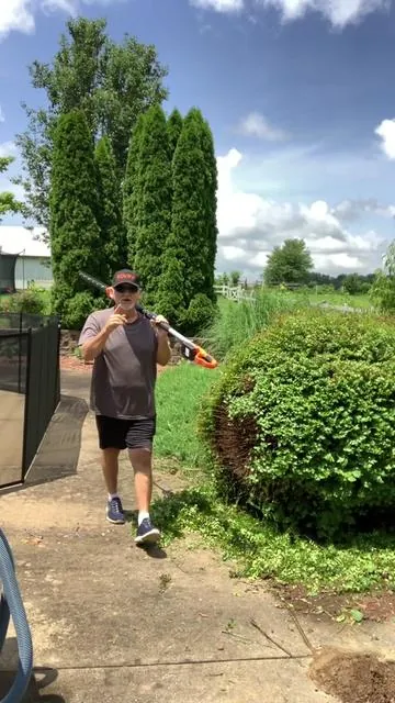 Vevor cordless hedge trimmer 20 volt with 20 inch extendable pole. 1200 RPM Prefect for trimming hedges or vines #tiktoksummerturnup #vevorsummerlife #vevor_us #trimmer #lawncaretools #toolsofthetrade 