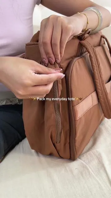 This cup holder zipper really sold me 😩🤎✨#bagsmart #totebag #backtowork #workbag #worktote #collegebag 