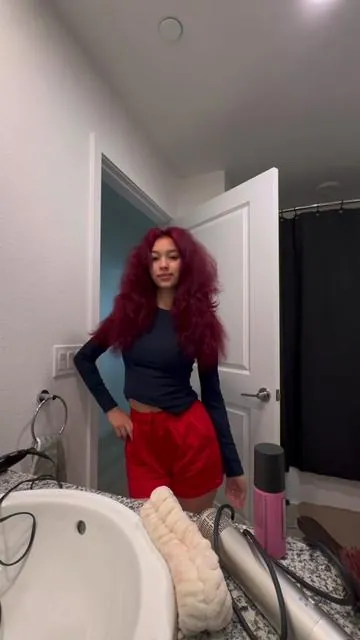 I went to sleep with my hair wet and I woke up like this 🕺🤣#creatorsearchinsights #redhair #blowout #hairtok #frizzyhair #cecnorma #lifestyle 