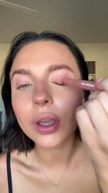 Eyeshadow has literally never been this easy omg 😫😍 #restock #tiktokshoprestock #ttslevelup #tiktokshopcreatorpicks #dealsforyoudays #tiktokshopsummersale #tiktokshopnewarrivals #colourpop #colourpopcosmetics #colourpopeyeshadow #colourpopshadowstix #eyeshadowsticks #easyeyeshadow #naturaleyeshadow #eyeshadowtutorial #creameyeshadow 