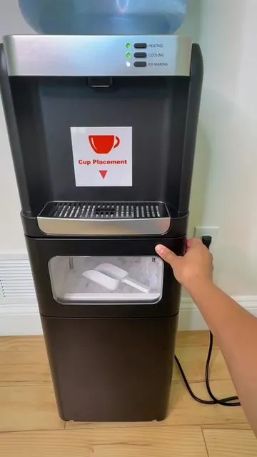 Por fin crearon un dispensador de agua que también es una fábrica de hielo. Sí, una sola máquina que te da agua fría, caliente y hielo sin ocupar espacio extra. Ideal si quieres olvidarte de llenar moldes, hervir agua para el café o comprar botellitas. Lo instalas, le pones el botellón y listo #cowsar #waterdispenser #icemaker #smartappliances #kitchenhacks #homehack #momhack #kitchenmusthaves 
