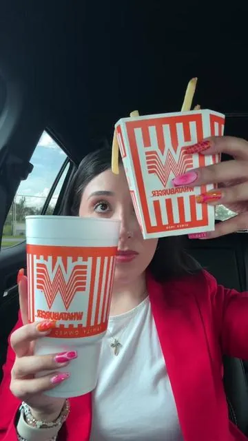 Trying the new VIRAL hack 🤩 @Whataburger @Sr.Michelado #srmichelado #whataburger #furiafries 