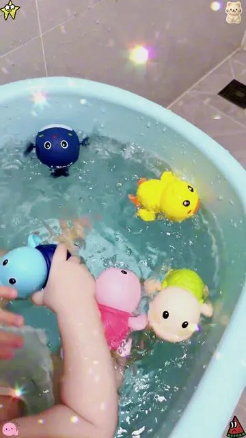 In summer, prepare a few more swimming bath toys for the baby to play with the baby so that he won't cry or make a fuss. He will be so happy that he can run without using electricity.#toy #summer #watergun 