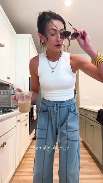 Actually can’t contain my excitement for these. The stitching and the fit and the colors— just PERFECT!!!!  #loungepants #loungewear #loungewearstyle #outfit #outfitinspo #barrelstyle #pants #comfypants #casualoutfits #barrellegpants #comfyoutfits 