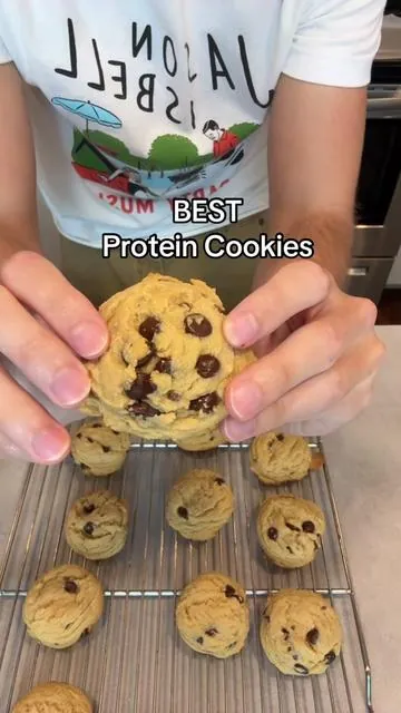 These chocolate chip protein cookies taste unreal. #healthydessert #proteincookie 