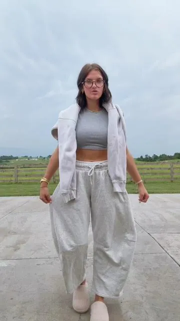 i wear these almost everyday | #OOTD #ootdinspo #ootdfashion #barreljeans #barrelsweatpants 