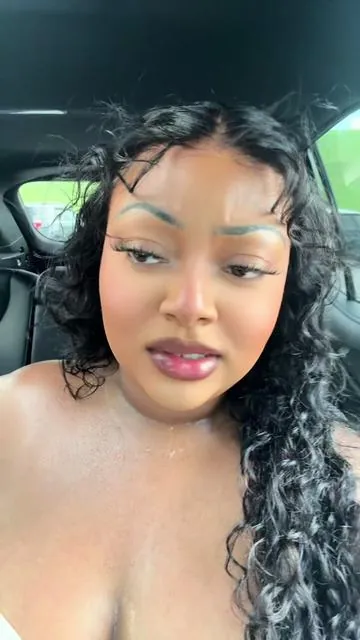 #creatorsearchinsights chest was dripping but my makeup? Unbothered. And this isn’t even the sweat-proof primer 😳 #O#OneSizeO#OilSuckerM#MakeupTestheatproofmakeup #sweatproofmakeup #fyp 