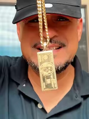 Collar con dije de billete dorado, baño de oro 14K, doble cara, cadena cubana de 24 pulgadas. Estilo urbano, resistente y con mucho flow. #collarhombre #joyeriadelujo #accesoriosdehombre #cadenabañadaenoro14k #cadenaparahombre 
