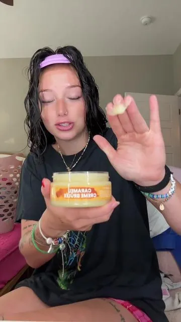 GURLL this crème brûlée would have anybody eating you up in a jiffy #bodyglaze #bodyglazereview #canvasbeautybrand #canvasbeautybodyglaze #canvasbeauty 