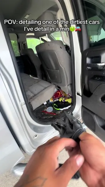 Detailing dirty car #dirtycar #cardetailing #cleantok #exteriordetailing #oddlysatisfying #cleaningtiktok 