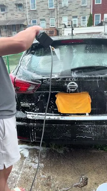 Pistola de agua 💦💦a presión y a batería tiene dos funciones que salga el agua y está muy económica primo #pressurewasher #electricwatergun #powerwasher #settingsprayreview #electricwaterblaster 