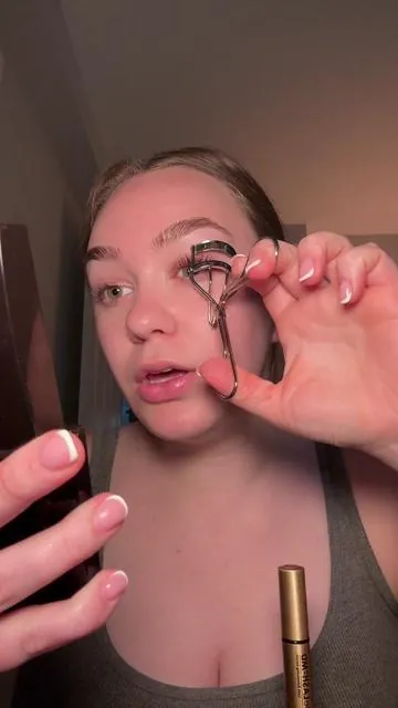 You know they are long when they don’t fit in your eyelash curler #longlashes #lashroutine #lashserum #grandelash #lashes #hairgrowth #affordableskincare 
