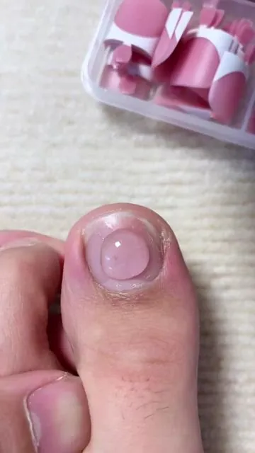 From plain to stunning in just 10 minutes⏰Anyone can do this!💗#pressonnails #toepressonnails #pressontoenails #toetips #frenchtoes #frenchtipnails #qiek #qieknails #summernails 